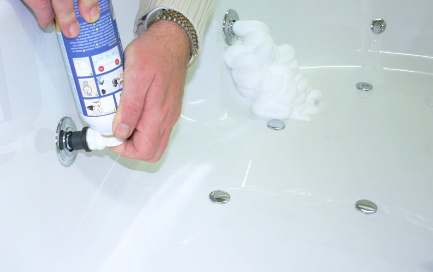 The Gentle Way to Clean Acrylic Bathtubs Naturally