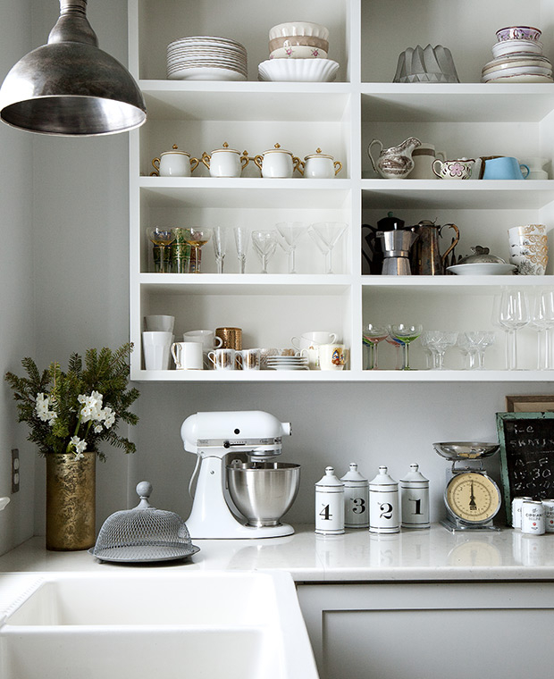 Transforming Kitchens with Thoughtful Open Shelving Layouts