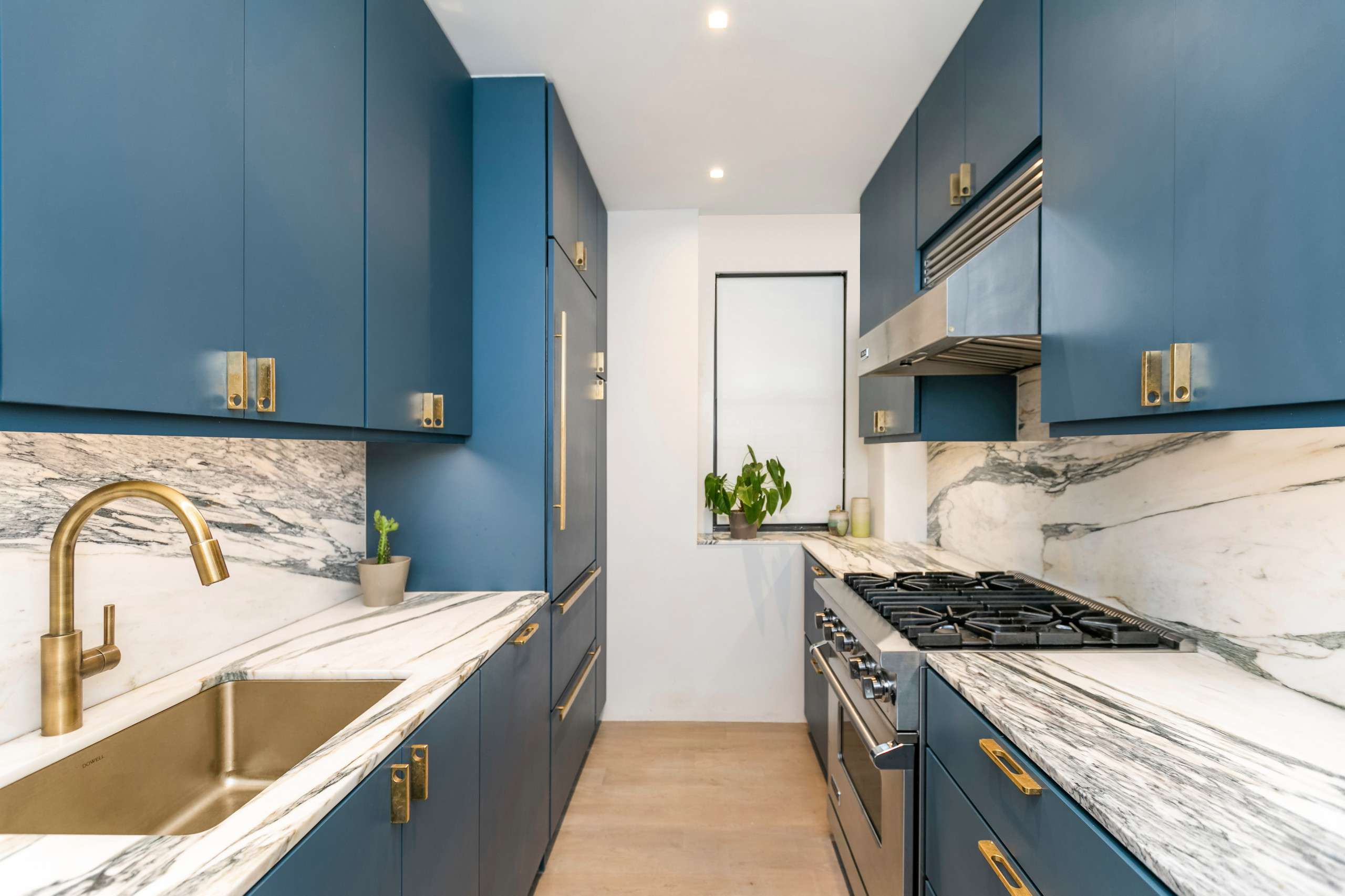 Stunning Blue Kitchen Cabinets With Brass Hardware for