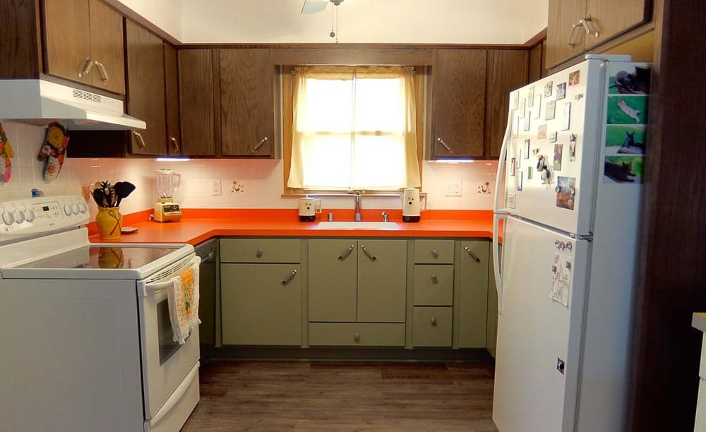 This Couple Renovated Their Kitchen To Look Just Like 'The Brady Bunch' within