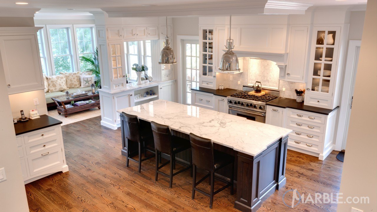 White Kitchen Cabinets With Contrasting Island - Cursodeingles-Elena intended for Beyond the Basics Exploring Design Dynamics in White Kitchens with Contrasting Islands