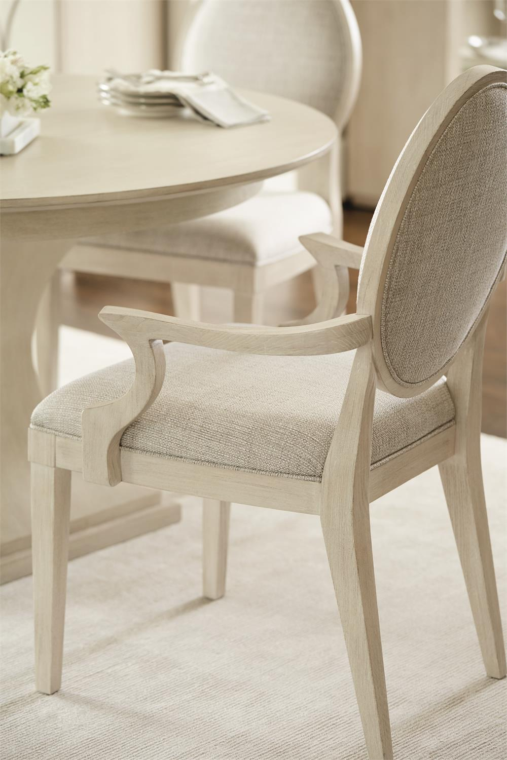 East Hampton Arm Chair with East Hampton Arm Chair: A Timeless Piece for Modern Living Rooms